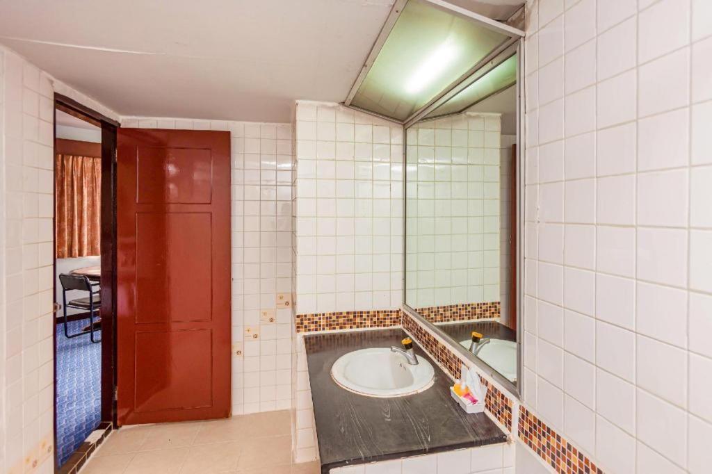 Oyo 441 Grand Thara Hotel Surat Thani Ngoại thất bức ảnh