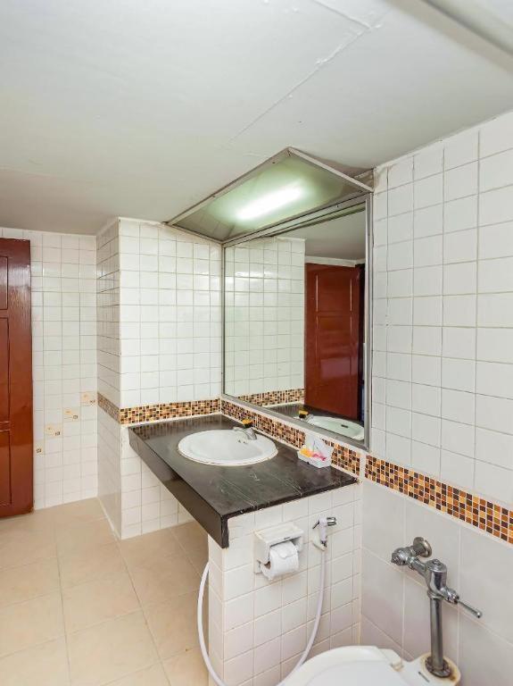 Oyo 441 Grand Thara Hotel Surat Thani Ngoại thất bức ảnh